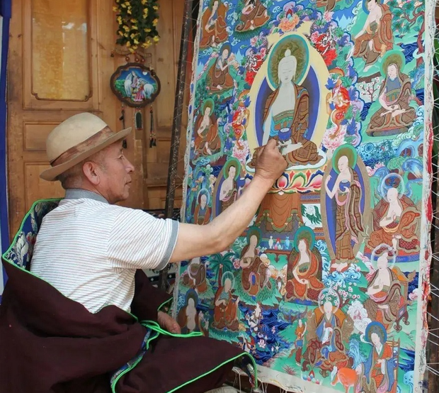 བོད་ཀྱི་ཐང་བྲིས་སྒྱུ་རྩལ་བ་དང་སྒྱུ་རྩལ་སློབ་དཔོན་ཆེན་མོ་གདུགས་དཀར་ལགས་སྐུ་གཤེགས་ཡོད་འདུག