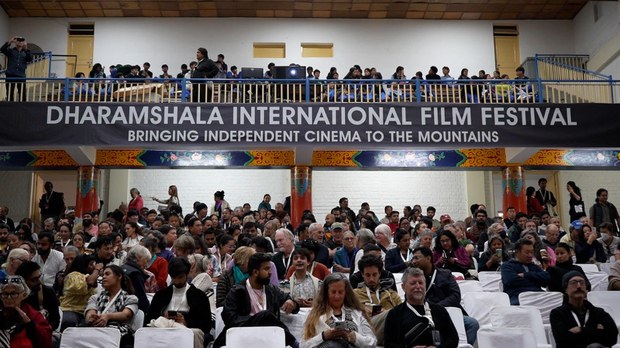 རྡ་རམ་ས་ལའི་རྒྱལ་སྤྱིའི་གློག་བརྙན་དུས་སྟོན་དབུ་འབྱེད་དུ་༧གོང་ས་མཆོག་གི་༸སྐུའི་མཛད་རྣམ་དང་འབྲེལ་བའི་གློག་བརྙན་བདེ་སྐྱིད་ཀྱི་ཤེས་རབ་ཅེས་པ་གཟིགས་འབུལ་གནང་ཡོད་པ།