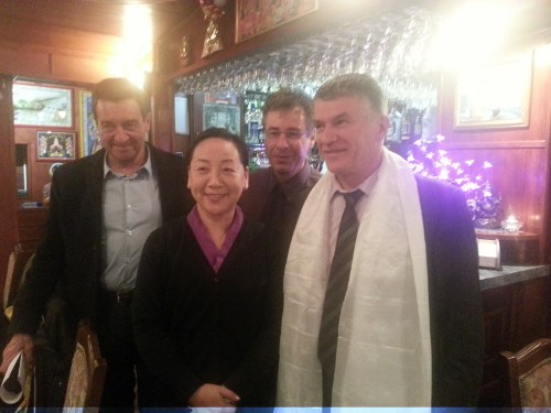 ཕྱི་དྲིལ་བཀའ་བློན་མཆོག་ཧྥ་རན་སིར་སྲིད་དོན་པ་དང་མཇལ་འཕྲད་སྐབས། ཕྱི་དྲིལ་བཀའ་བློན་མཆོག་ཧྥ་རན་སིར་སྲིད་དོན་པ་དང་མཇལ་འཕྲད་སྐབས།