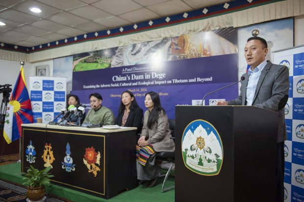 རྒྱ་ནག་གཞུང་གི་ཆུ་མཛོད་གློག་འདོན་ཁང་གསར་རྒྱག་གི་ལས་གཞིའི་འོག་བོད་མིའི་འཚོ་བར་དོ་ཕོག་ཐེབས་ཉེན་ཐད་བགྲོ་གླེང་གནང་འདུག རྒྱ་ནག་གཞུང་གི་ཆུ་མཛོད་གློག་འདོན་ཁང་གསར་རྒྱག་གི་ལས་གཞིའི་འོག་བོད་མིའི་འཚོ་བར་དོ་ཕོག་ཐེབས་ཉེན་ཐད་བགྲོ་གླེང་གནང་འདུག