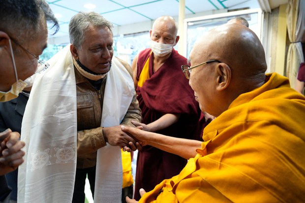 རྒྱ་གར་ Bollywood གློག་བརྙན་འཁྲབ་ཁྲིད་པ་ཞིག་ནས་ཀུན་གཟིགས་༸པཎ་ཆེན་རིན་པོ་ཆེའི་སྐོར་དངོས་བྱུང་གློག་བརྙན་ཞིག་བཟོ་གཏན་འཁེལ་བ། རྒྱ་གར་ Bollywood གློག་བརྙན་འཁྲབ་ཁྲིད་པ་ཞིག་ནས་ཀུན་གཟིགས་༸པཎ་ཆེན་རིན་པོ་ཆེའི་སྐོར་དངོས་བྱུང་གློག་བརྙན་ཞིག་བཟོ་གཏན་འཁེལ་བ།
