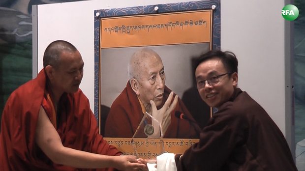 མདོ་སྨད་མི་མང་གི་གསེར་གྱི་གཟེངས་རྟགས་ཟམ་གདོང་རིན་པོ་ཆེ་མཆོག་ལ་ཕུལ་སྐབས། ༢༠༡༦།༤།༡༦ མདོ་སྨད་མི་མང་གི་གསེར་གྱི་གཟེངས་རྟགས་ཟམ་གདོང་རིན་པོ་ཆེ་མཆོག་ལ་ཕུལ་སྐབས། ༢༠༡༦།༤།༡༦
