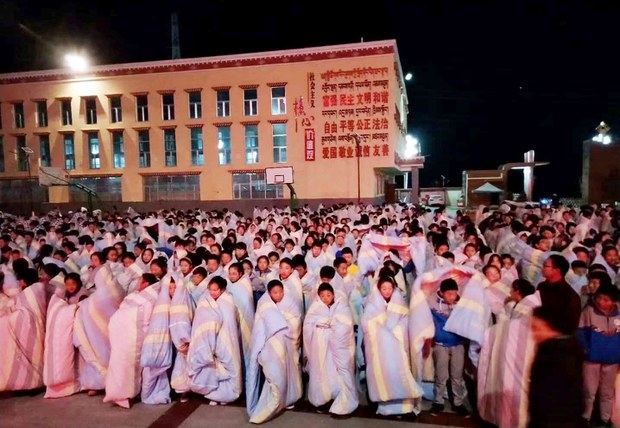 སློབ་ཕྲུག་མང་པོ་ས་ཡོལ་གྱི་ཉེན་ཡོལ་ཆེད་ཕྱི་ལ་ཐོན་པ། ༢༠༡༨།༡༠།༢༨