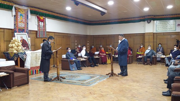 འོས་བསྡུའི་འགན་འཛིན་ལས་འཕར་གཉིས་ཀྱིས་ལས་འཁུར་དམ་འབུལ་གནང་སྐབས། ༢༠༢༠།༨།༣