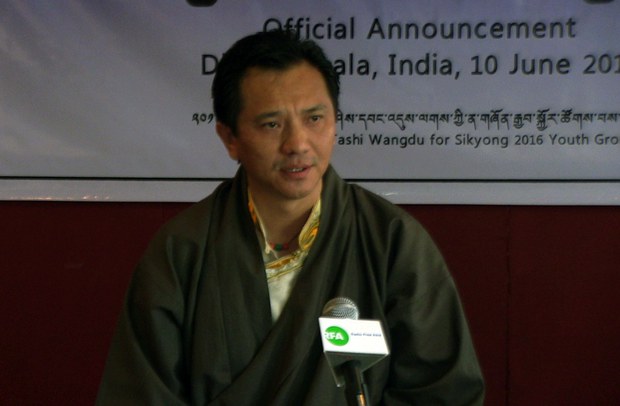བཀྲ་ཤིས་དབང་འདུས་མ་འོང་སྲིད་སྐྱོང་གི་འོས་མིར་བཞེངས་རྒྱུའི་གསལ་བསྒྲགས་གནང་སྐབས། ༢༠༡༥།༦།༡༠ བཀྲ་ཤིས་དབང་འདུས་མ་འོང་སྲིད་སྐྱོང་གི་འོས་མིར་བཞེངས་རྒྱུའི་གསལ་བསྒྲགས་གནང་སྐབས། ༢༠༡༥།༦།༡༠