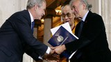 སྐུ་ཞབས་Elie Wiesel་མཆོག་དེ་སྔ་༧གོང་ས་མཆོག་གིས་ཨ་རིའི་གྲོས་ཚོགས་ཀྱི་གསེར་གྱི་གཟེངས་རྟགས་བཞེས་སྐབས། ༢༠༠༧།༡༠།༡༧