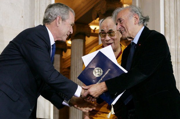 སྐུ་ཞབས་Elie Wiesel་མཆོག་དེ་སྔ་༧གོང་ས་མཆོག་གིས་ཨ་རིའི་གྲོས་ཚོགས་ཀྱི་གསེར་གྱི་གཟེངས་རྟགས་བཞེས་སྐབས། ༢༠༠༧།༡༠།༡༧ སྐུ་ཞབས་Elie Wiesel་མཆོག་དེ་སྔ་༧གོང་ས་མཆོག་གིས་ཨ་རིའི་གྲོས་ཚོགས་ཀྱི་གསེར་གྱི་གཟེངས་རྟགས་བཞེས་སྐབས། ༢༠༠༧།༡༠།༡༧