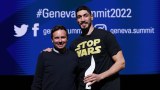 Enes Kanter་freedom མཆོག་ལ་ Geneva Summit for Human Rights སྙིང་སྟོབས་ཀྱི་གཟེངས་རྟགས་ཕུལ་འདུག