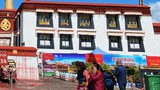 ལྷ་སའི་གཙུག་ལག་ཁང་གི་མདུན་དུ་མི་རིགས་མཐུན་སྒྲིལ་དྲིལ་བསྒྲགས་སྦྱར་བྱང་བཀེལ་ཡོད་པ། ༢༠༢༠།༦།