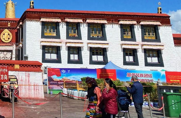 ལྷ་སའི་གཙུག་ལག་ཁང་གི་མདུན་དུ་མི་རིགས་མཐུན་སྒྲིལ་དྲིལ་བསྒྲགས་སྦྱར་བྱང་བཀེལ་ཡོད་པ། ༢༠༢༠།༦། ལྷ་སའི་གཙུག་ལག་ཁང་གི་མདུན་དུ་མི་རིགས་མཐུན་སྒྲིལ་དྲིལ་བསྒྲགས་སྦྱར་བྱང་བཀེལ་ཡོད་པ། ༢༠༢༠།༦།