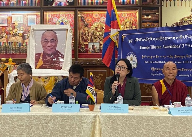 ཨི་ཊ་ལིར་ཡོ་རོབ་བོད་རིགས་ཚོགས་པ་ཁག་གི་ལོ་འཁོར་ཚོགས་ཆེན་ཐེངས་གསུམ་པ་ཚོགས་འདུག