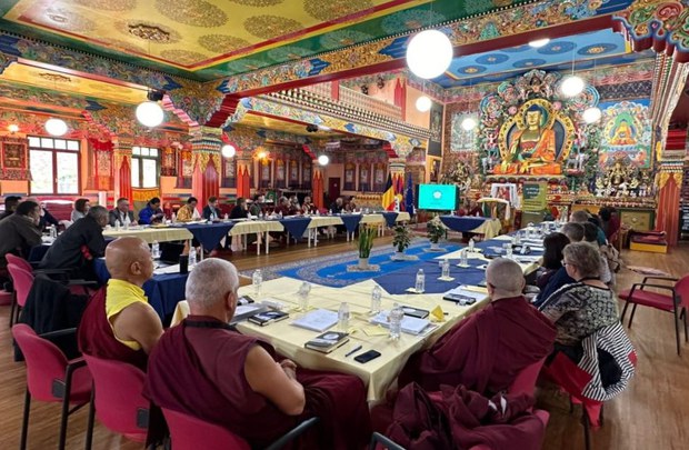 ཡོ་རོབ་བོད་བརྒྱུད་ནང་བསྟན་ཆོས་ཚོགས་ཁག་གི་ཚོགས་ཆེན་སྟེང་༧གོང་ས་མཆོག་གི་མ་འོངས་སྐུའི་ཡང་སྲིད་ཀྱི་སྐུ་དབང་ཡོངས་རྫོགས་མགོན་པོ་མཆོག་ཁོ་ནར་ཡོད་པའི་སྤྱི་མོས་གྲོས་ཆོད་བཞག་འདུག ཡོ་རོབ་བོད་བརྒྱུད་ནང་བསྟན་ཆོས་ཚོགས་ཁག་གི་ཚོགས་ཆེན་སྟེང་༧གོང་ས་མཆོག་གི་མ་འོངས་སྐུའི་ཡང་སྲིད་ཀྱི་སྐུ་དབང་ཡོངས་རྫོགས་མགོན་པོ་མཆོག་ཁོ་ནར་ཡོད་པའི་སྤྱི་མོས་གྲོས་ཆོད་བཞག་འདུག