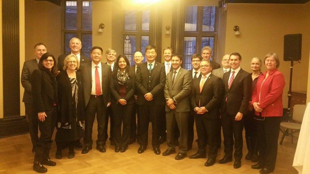 སྲིད་སྐྱོང་མཆོག་དང་བྱང་ཨ་རིའི་དོན་གཅོད་མཆོག་རྣམ་གཉིས་ཀྱིས་ཁ་ན་ཊའི་ཆབ་སྲིད་ཚོགས་པ་འདྲ་མིན་གྱི་བོད་དོན་རྒྱབ་སྐྱོར་ཚོགས་པའི་གྲོས་ཚོགས་འཐུས་མི་དང་མཇལ་འཕྲད། ༢༠༡༦།༡༡།༢༢ སྲིད་སྐྱོང་མཆོག་དང་བྱང་ཨ་རིའི་དོན་གཅོད་མཆོག་རྣམ་གཉིས་ཀྱིས་ཁ་ན་ཊའི་ཆབ་སྲིད་ཚོགས་པ་འདྲ་མིན་གྱི་བོད་དོན་རྒྱབ་སྐྱོར་ཚོགས་པའི་གྲོས་ཚོགས་འཐུས་མི་དང་མཇལ་འཕྲད། ༢༠༡༦།༡༡།༢༢