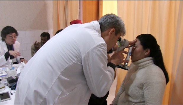 རྒྱ་གར་རྡ་རམ་སཱ་ལའི་བདེ་ལེགས་སྨན་ཁང་དུ་རིན་མེད་མིག་དབང་ལིང་ཏོག་བཤག་བཅོས་བྱེད་བཞིན་པ། ༢༠༡༩།༡༢།༢༥