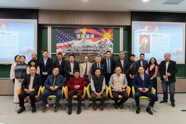 ཐུན་མོང་གི་གཞི་རྟེན་འཚོལ་བའི་ཚོགས་འདུའི་ཁྲོད་ཨ་རིའི་བོད་དོན་ཁྲིམས་ཡིག་དང་དེའི་ཁ་ཕྱོགས་སྐོར་བགྲོ་གླེང་གནང་ཡོད་པ། ཐུན་མོང་གི་གཞི་རྟེན་འཚོལ་བའི་ཚོགས་འདུའི་ཁྲོད་ཨ་རིའི་བོད་དོན་ཁྲིམས་ཡིག་དང་དེའི་ཁ་ཕྱོགས་སྐོར་བགྲོ་གླེང་གནང་ཡོད་པ།
