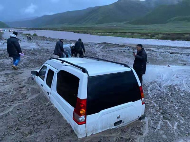 བོད་ནང་གི་ས་ཁུལ་མང་པོར་དྲག་ཆར་བབས་ནས་ཆུ་ལོག་རྒྱུག་འདུག
