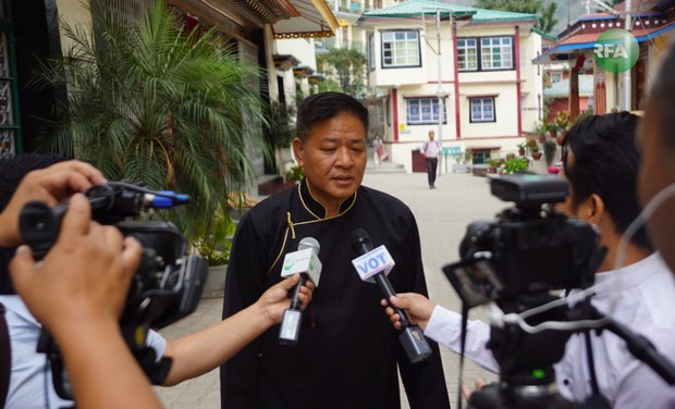 བྱང་ཨ་རིའི་སྐུ་ཚབ་དོན་གཅོད་ཟུར་པ་སྤེན་པ་ཚེ་རིང་ལགས་ཁྲིམས་གཏུག་ལ་ཕེབས་སྐབས། ༢༠༡༨།༥།༡༨