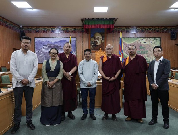 བོད་ཀྱི་ཆབ་སྲིད་བཙོན་ཟུར་དོན་གྲུབ་དབང་ཆེན་ལགས་ཀྱིས་རྡ་རམ་ས་ལ་རུ་སྤྱི་འཐུས་ཚོགས་གཙོ་དང་ཕྱི་དྲིལ་བཀའ་བློན་སོགས་དང་མཇལ་འཕྲད་གནང་ཡོད་པ། བོད་ཀྱི་ཆབ་སྲིད་བཙོན་ཟུར་དོན་གྲུབ་དབང་ཆེན་ལགས་ཀྱིས་རྡ་རམ་ས་ལ་རུ་སྤྱི་འཐུས་ཚོགས་གཙོ་དང་ཕྱི་དྲིལ་བཀའ་བློན་སོགས་དང་མཇལ་འཕྲད་གནང་ཡོད་པ།