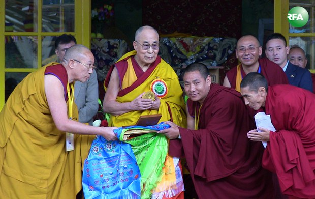 ༧གོང་ས་མཆོག་ལ་བཀའ་དྲིན་རྗེས་དྲན་སླད་གསེར་གྱི་གཟེངས་རྟགས་འབུལ་བ། ༢༠༡༥།༡༡།༣