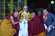 ༧གོང་ས་མཆོག་ལ་བཀའ་དྲིན་རྗེས་དྲན་སླད་གསེར་གྱི་གཟེངས་རྟགས་འབུལ་བ། ༢༠༡༥།༡༡།༣