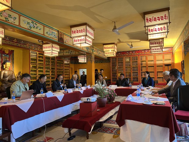 བོད་མིའི་སྒྲིག་འཛུགས་ཀྱི་གཏན་འཇགས་ཐབས་ཇུས་འཆར་འགོད་ཚོགས་ཆུང་གི་ཚོགས་འདུ་ཐེངས་བཞི་པ་བཞུགས་སྒར་དུ་ཚོགས་བཞིན་པ། བོད་མིའི་སྒྲིག་འཛུགས་ཀྱི་གཏན་འཇགས་ཐབས་ཇུས་འཆར་འགོད་ཚོགས་ཆུང་གི་ཚོགས་འདུ་ཐེངས་བཞི་པ་བཞུགས་སྒར་དུ་ཚོགས་བཞིན་པ།