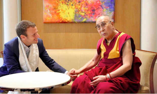 ཧྥ་རན་སིའི་སྲིད་འཛིན་(Emmanuel Macron)མཆོག་དེ་སྔ་འོས་བསྡུའི་སྐབས་༧གོང་ས་མཆོག་དང་མཇལ་སྐབས། ༢༠༡༧ ཧྥ་རན་སིའི་སྲིད་འཛིན་(Emmanuel Macron)མཆོག་དེ་སྔ་འོས་བསྡུའི་སྐབས་༧གོང་ས་མཆོག་དང་མཇལ་སྐབས། ༢༠༡༧