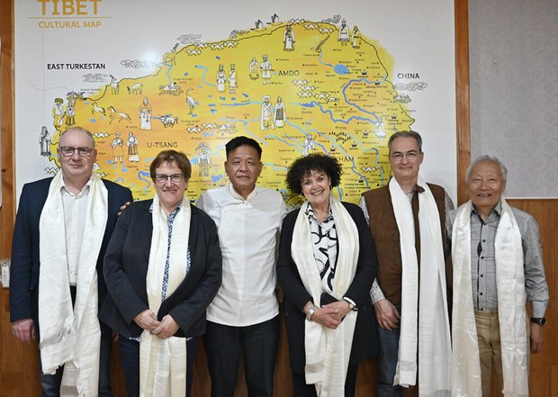 ཧྥ་རན་སའི་གྲོས་ཚོགས་འཐུས་མི་ཁག་ཅིག་བོད་མིའི་སྒྲིག་འཛུགས་གཙོས་བོད་མིའི་སྤྱི་ཚོགས་སུ་རྒྱུས་ལོན་ཆེད་བཞུགས་སྒར་དུ་ཆེད་ཕེབས་གནང་འདུག