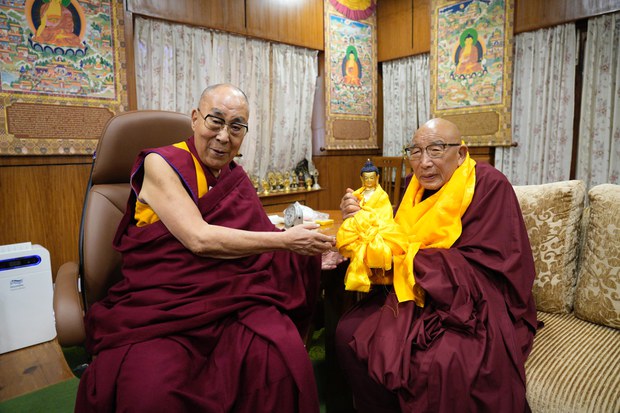 ༧གོང་ས་མཆོག་གིས་ཤར་རྩེ་ཆོས་རྗེ་རིན་པོ་ཆེ་རྗེ་བཙུན་བློ་བཟང་རྡོ་རྗེ་མཆོག་ལ་དགའ་ལྡན་ཁྲི་ཐོག་ ༡༠༥ པར་བསྐོ་བཞག་ཕྱག་རྟགས་བསྩལ་གནང་མཛད་པ།