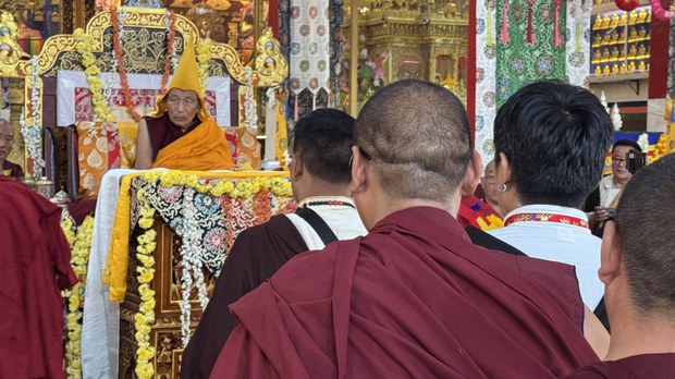 གཞིས་བྱེས་སྨར་ཁམས་པའི་བརྟན་བཞུགས་སྐབས་དགའ་ལྡན་ཁྲི་རིན་པོ་ཆེས་༸གོང་ས་མཆོག་གི་བཀའ་བསྒྲུབ་རྒྱུ་དང་བོད་མི་ནང་ཁུལ་མཐུན་ལམ་དགོས་པའི་བཀའ་གནང་སོང་།