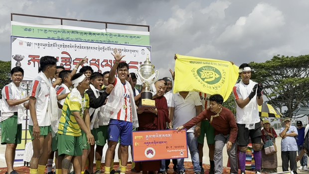 ༧རྒྱལ་ཡུམ་ཆེན་མོའི་དྲན་རྟེན་གསེར་གྱི་གཟེངས་རྟགས་རྐང་རྩེད་སྤོ་ལོའི་རྒྱལ་ཁ་མོན་གྷོ་འདོད་རྒུ་གླིང་རུ་ཁག་ལ་ཐོབ་སོང་།