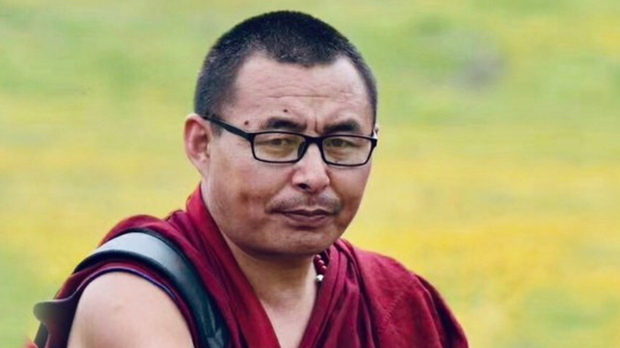 རོང་བོ་དགེ་འདུན་ལྷུན་གྲུབ་ལགས་འཛིན་བཟུང་གིས་ལོ་གསུམ་ཕྱིན་རྗེས་སུ་ཁོང་གི་ནང་མི་ཚོར་ད་དུང་ཁོང་གང་དུ་ཡོད་བརྡ་ལན་ཙམ་ཡང་སྤྲད་མི་འདུག