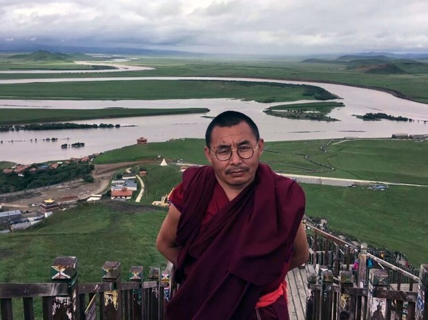 དགེ་འདུན་ལྷུན་གྲུབ་འཛིན་བཟུང་བཙན་ཁྲིད་ཀྱིས་ལོ་གཅིག་མ་ཟིན་འགྲོ་བཞིན་ཡོད་ཀྱང་ད་དུང་ཁོང་ལ་ཐག་གཅོད་སོགས་བྱས་ཡོད་མེད་གསལ་ཁ་གང་ཡང་མེད་འདུག