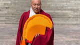 དགེ་བཤེས་རྭ་ཆུང་དགེ་འདུན་ལགས་བཙོན་འཇུག་གི་དུས་ཡུན་ཚང་སྟེ་གློད་གྲོལ་ཐོབ་ཡོད་ནའང་། ཁོང་བཙོན་གྲོལ་མ་ཐོབ་སྔོན་ཨ་མ་འདས་གྲོངས་སུ་གྱུར་ཏེ་མ་བུ་ཐུག་འཕྲད་ཐུབ་མེད་པ།