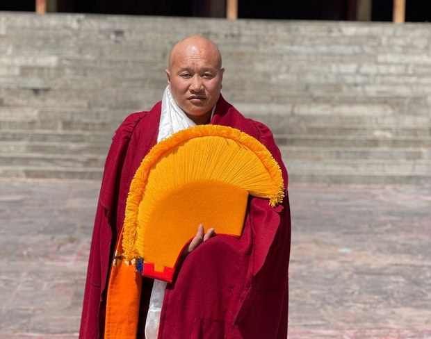 དགེ་བཤེས་རྭ་ཆུང་དགེ་འདུན་ལགས་བཙོན་འཇུག་གི་དུས་ཡུན་ཚང་སྟེ་གློད་གྲོལ་ཐོབ་ཡོད་ནའང་། ཁོང་བཙོན་གྲོལ་མ་ཐོབ་སྔོན་ཨ་མ་འདས་གྲོངས་སུ་གྱུར་ཏེ་མ་བུ་ཐུག་འཕྲད་ཐུབ་མེད་པ།