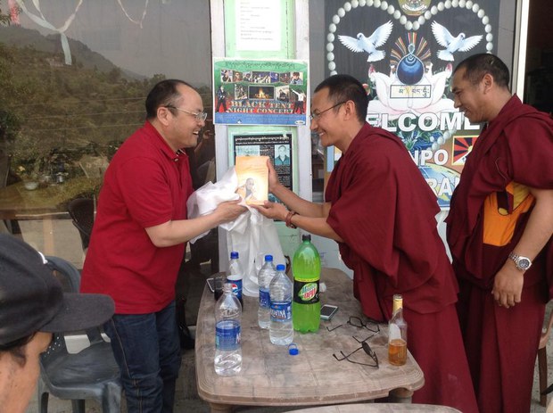 མགོ་ལོག་འཇིགས་མེད་ལགས་རྡ་སར་བདེ་འབྱོར་བྱུང་བར་སྤྱི་འཐུས་རྨོག་རུ་བསྟན་པ་ལགས་ཀྱིས་འཚམས་འདྲི་ཞུ་བཞིན་པ། ༢༡༠༤།༥།༡༩ མགོ་ལོག་འཇིགས་མེད་ལགས་རྡ་སར་བདེ་འབྱོར་བྱུང་བར་སྤྱི་འཐུས་རྨོག་རུ་བསྟན་པ་ལགས་ཀྱིས་འཚམས་འདྲི་ཞུ་བཞིན་པ། ༢༡༠༤།༥།༡༩