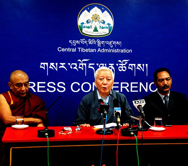 ཕྱི་ལོར་༧གོང་ས་མཆོག་ལ་བརྟན་བཞུགས་རྒྱས་པ་འབུལ་འཆར། ཕྱི་ལོར་༧གོང་ས་མཆོག་ལ་བརྟན་བཞུགས་རྒྱས་པ་འབུལ་འཆར།