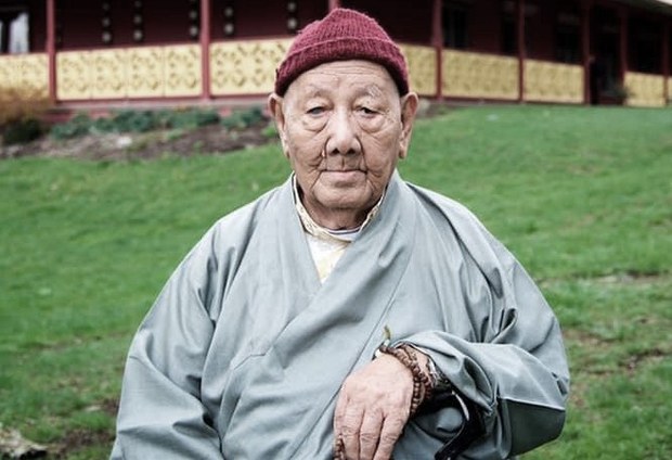 བོད་མ་ཤོར་སྔོན་གྱི་བོད་གཞུང་གི་རྩེ་དྲུང་རྒྱལ་མཚན་ཆོས་ལྡན་ལགས་དགོངས་པ་རྫོགས་འདུག