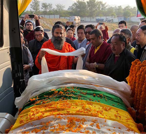 རྒྱ་རི་རིན་པོ་ཆེའི་སྐུ་ཕུང་སྨིན་གྲོལ་གླིང་དགོན་པར་གདན། རྒྱ་རི་རིན་པོ་ཆེའི་སྐུ་ཕུང་སྨིན་གྲོལ་གླིང་དགོན་པར་གདན།