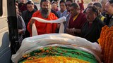 རྒྱ་རི་རིན་པོ་ཆེའི་སྐུ་ཕུང་སྨིན་གྲོལ་གླིང་དགོན་པར་གདན།