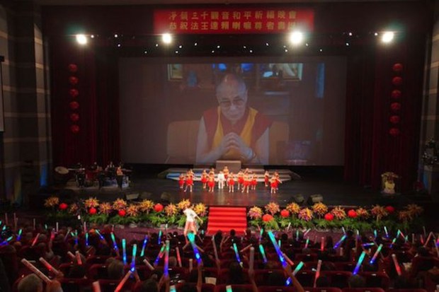 ཐེ་ཝན་ལ་གྱ་སྟོན་སྲུང་བརྩི་གནང་སྐབས། ༢༠༡༥།༦།༢༢