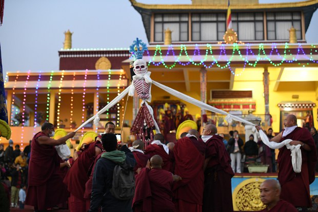 ༸གོང་ས་མཆོག་དང་བསྟན་འཛིན་གྱི་སྐྱེས་བུ་དམ་པ་རྣམས་ཀྱི་ཆེད། དཔལ་ལྡན་རྒྱུད་སྟོད་གྲྭ་ཚང་གིས་ལྕགས་མཁར་ཆེན་མོའི་གཏོར་རྒྱག་གནང་ཡོད་པ། ༸གོང་ས་མཆོག་དང་བསྟན་འཛིན་གྱི་སྐྱེས་བུ་དམ་པ་རྣམས་ཀྱི་ཆེད། དཔལ་ལྡན་རྒྱུད་སྟོད་གྲྭ་ཚང་གིས་ལྕགས་མཁར་ཆེན་མོའི་གཏོར་རྒྱག་གནང་ཡོད་པ།