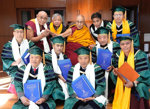 ༸གོང་ས་མཆོག་གིས་ཏཱ་ལའི་བླ་མ་མཐོ་སློབ་ཀྱི་སྐབས་དང་པོའི་འབུམ་རམས་བསླབ་པ་མཐར་སོན་རྣམས་ལ་མཇལ་ཁ་སྩལ་བ། ༸གོང་ས་མཆོག་གིས་ཏཱ་ལའི་བླ་མ་མཐོ་སློབ་ཀྱི་སྐབས་དང་པོའི་འབུམ་རམས་བསླབ་པ་མཐར་སོན་རྣམས་ལ་མཇལ་ཁ་སྩལ་བ།