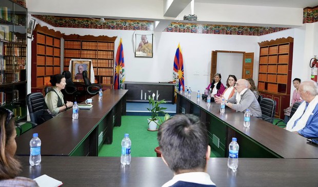 ཨ་རིའི་ཧར་ཝ་ཌི་གཙུག་ལག་སློབ་གྲྭ་ཆེན་གྱི་ཚོགས་ཆུང་ཞིག་གིས་བོད་མི་མང་སྤྱི་འཐུས་ལྷན་ཁང་དུ་འཚམས་གཟིགས་གནང་འདུག ཨ་རིའི་ཧར་ཝ་ཌི་གཙུག་ལག་སློབ་གྲྭ་ཆེན་གྱི་ཚོགས་ཆུང་ཞིག་གིས་བོད་མི་མང་སྤྱི་འཐུས་ལྷན་ཁང་དུ་འཚམས་གཟིགས་གནང་འདུག