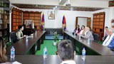 ཨ་རིའི་ཧར་ཝ་ཌི་གཙུག་ལག་སློབ་གྲྭ་ཆེན་གྱི་ཚོགས་ཆུང་ཞིག་གིས་བོད་མི་མང་སྤྱི་འཐུས་ལྷན་ཁང་དུ་འཚམས་གཟིགས་གནང་འདུག