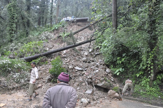 དྷ་རམ་ས་ལར་ས་རུད་བྱུང་ཀྱང་མི་དང་ཁང་པ་ལ་གནོད་སྐྱོན་བྱུང་མེད་པ།