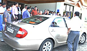 བཞུགས་སྒར་དུ་ཞབས་སོར་འཁོད་གནང་བ། བཞུགས་སྒར་དུ་ཞབས་སོར་འཁོད་གནང་བ།