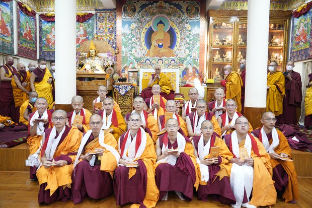 ༸གོང་ས་མཆོག་གིས་ཐེ་ཝན་གྱི་དགེ་འདུན་པ་༦༥ལ་བཞུགས་སྒར་ཕོ་བྲང་དུ་དགེ་སློང་གི་སྡོམ་པ་འབོག་འཇོག་མཛད་པ། ༸གོང་ས་མཆོག་གིས་ཐེ་ཝན་གྱི་དགེ་འདུན་པ་༦༥ལ་བཞུགས་སྒར་ཕོ་བྲང་དུ་དགེ་སློང་གི་སྡོམ་པ་འབོག་འཇོག་མཛད་པ།