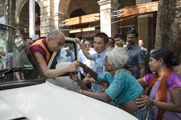 ༧གོང་ས་མཆོག་གིས་མུམ་བྷེར་སྤྲང་བོ་ཞིག་ལ་ཁམས་འདྲི་གནང་བཞིན་པ། ༢༠༡༤།༦།༡
