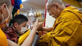 ༸གོང་ས་མཆོག་གིས་ཁལ་ཁ་༸རྗེ་བཙུན་དམ་པའི་མཆོག་སྤྲུལ་རིན་པོ་ཆེ་སོགས་སོག་རིགས་ཀྱི་གདུལ་བྱ་རྣམ་པར། བདེ་མཆོག་ནག་པོ་སྤྱོད་པའི་ལུགས་ཀྱི་བཀའ་དབང་གི་སྟ་གོན་གནང་བ།