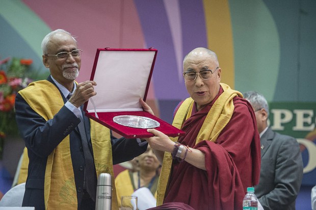 རྒྱ་གར་མུམ་བྷེར་༧གོང་ས་མཆོག་ལ་དམིགས་བསལ་ཆེ་བསྟོད་ཀྱི་ཞི་བའི་གཟེངས་རྟགས་འབུལ་བཞིན་པ། ༢༠༡༤།༩།༡༧ རྒྱ་གར་མུམ་བྷེར་༧གོང་ས་མཆོག་ལ་དམིགས་བསལ་ཆེ་བསྟོད་ཀྱི་ཞི་བའི་གཟེངས་རྟགས་འབུལ་བཞིན་པ། ༢༠༡༤།༩།༡༧